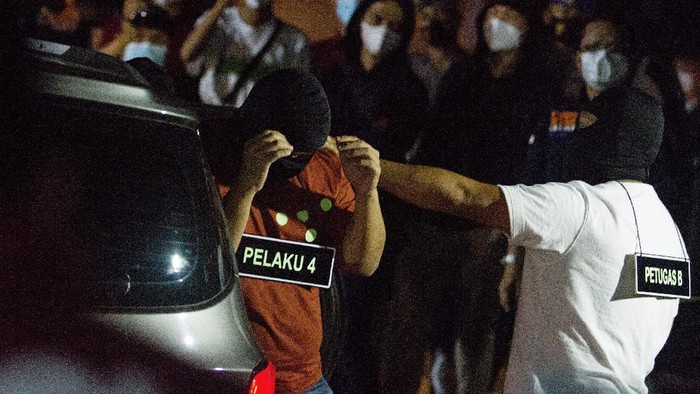 REKONSTRUKSI KASUS PENEMBAKAN LASKAR FPI Anggota tim penyidik Bareskrim Polri memperagakan adegan saat rekonstruksi kasus penembakan enam anggota laskar Front Pembela Islam (FPI) di Karawang, Jawa Barat, Senin (14/12/2020) dini hari. Rekonstruksi tersebut memperagakan 58 adegan kasus penembakan enam anggota laskar FPI di tol Jakarta - Cikampek KM 50 pada Senin (7/12/2020) di empat titik kejadian perkara. ANTARA FOTO/M Ibnu Chazar/aww.