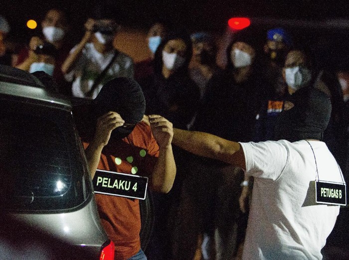 Anggota tim penyidik Bareskrim Polri memperagakan adegan saat rekonstruksi kasus penembakan enam anggota laskar Front Pembela Islam (FPI) di Karawang, Jawa Barat, Senin (14/12/2020) dini hari. Rekonstruksi tersebut memperagakan 58 adegan kasus penembakan enam anggota laskar FPI di tol Jakarta - Cikampek KM 50 pada Senin (7/12/2020) di empat titik kejadian perkara. ANTARA FOTO/M Ibnu Chazar/aww.