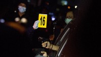 Sejumlah anggota tim penyidik Bareskrim Polri memperagakan adegan ke 16.
