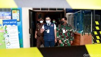 Pantauan detikcom, Senin (14/12/2020) pria yang karib disapa Kang Emil datang bersama Pangdam III Siliwangi Mayjen TNI Nugroho Budi Wiryanto dan Kepala Kejaksaan Tinggi (Kajati) Jabar Ade Adhyaksa. Usai melakukan pengambilan sampel darah, Kang Emil bersama Pangdam dan Kajati langsung menyapa awak media.