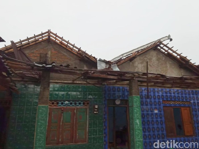 Rumah rusak disapu hujan angin di Desa Japanan, Klaten, Senin (14/12/2020).