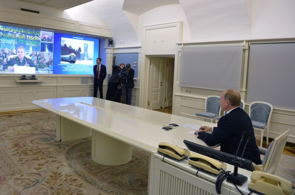 Presiden Rusia Vladimir Putin berbicara dengan Menteri Pertahanan Sergei Shoigu, saat ia menyaksikan peluncuran pendorong roket Angara-A5 di Kosmodrom Plesetsk melalui tautan video langsung di Moskow, Rusia, Selasa, 23 Desember 2014. (AP Photo / RIA Novosti, Alexei Druzhinin, Layanan Pers Kepresidenan)