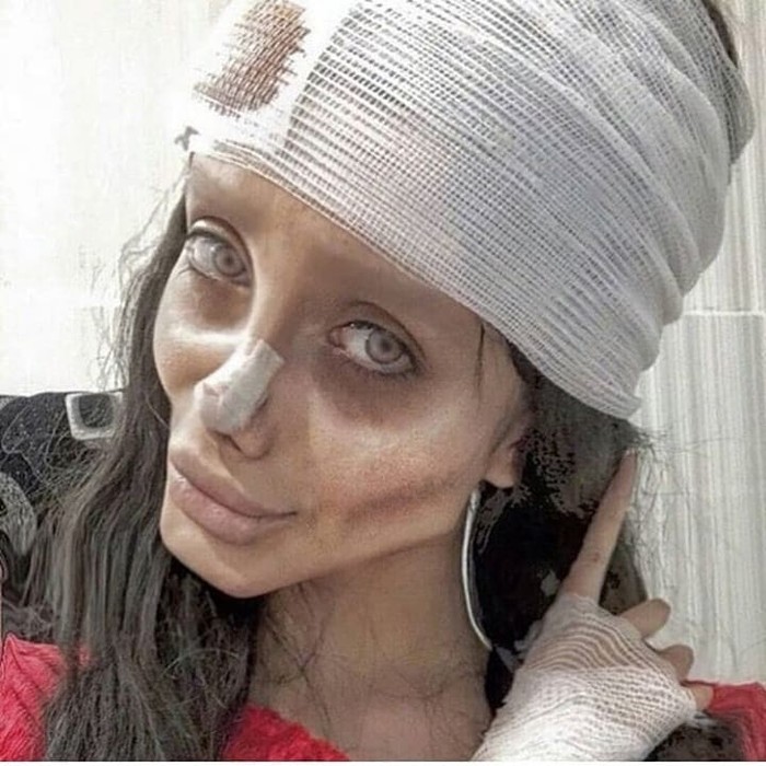 10 Foto Sahar Tabar Bergaya Zombie Angelina Jolie