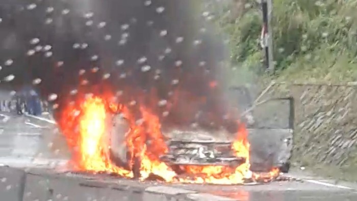 Sebuah mobil ludes terbakar di Jalan Soekarno-Hatta, Bawen, Kabupaten Semarang, Senin (14/12/2020).