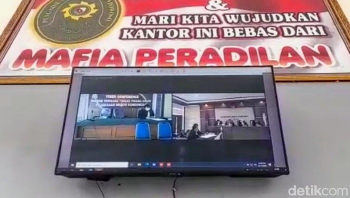Pengadilan Negeri Bondowoso memvonis Sekda Bondowoso nonaktif Syaifullah bersalah. Syaifullah divonis hukuman penjara 2 bulan 15 hari.