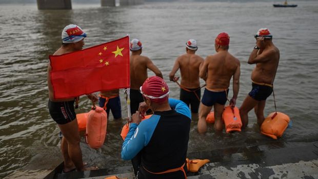 sekelompok orang bersiap-siap berenang di Sunyai WUhan pada 20 November 20 2020 (Photo by Hector RETAMAL / AFP)