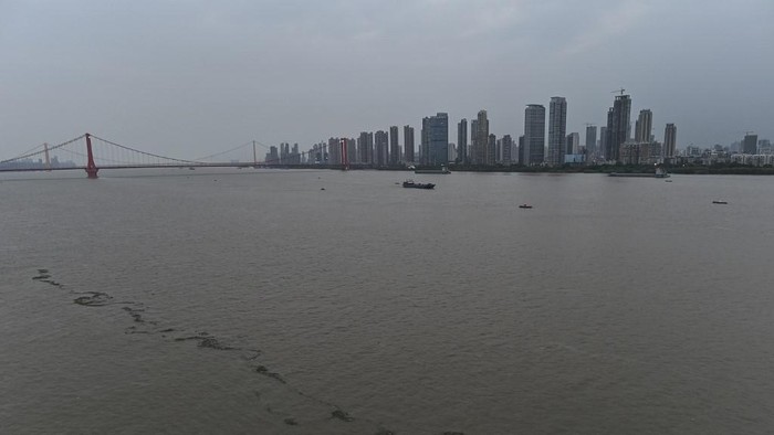 View Sungai Yangtze di Wuhan  (Photo by Hector RETAMAL / AFP)
