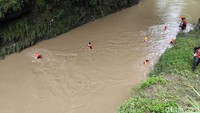 Pencarian korban bernama Pelda Eka Budi ini juga dilakukan dengan menyusuri Sungai Cemoro sejauh empat kilometer.
