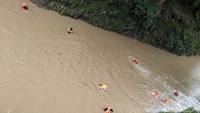 Menurut Tri, pencarian dilakukan petugas dengan menyisir sungai sambil melihat visual di setiap sudut sungai untuk mencari kemungkinan keberadaan korban. Pencarian di Sungai Cemoro ini sendiri dimulai pukul 08.25 WIB.