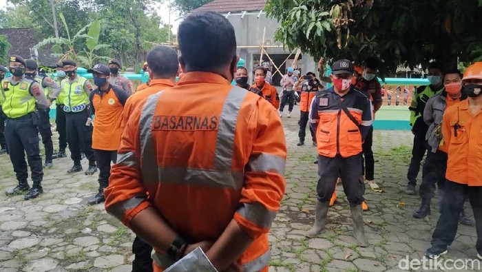 Susur Sungai, Tim SAR Cari Anggota TNI Korban Tertabrak KA Tim SAR mulai mencari Pelda Eka Budi yang tewas tertabrak kereta. Mereka menyelusuri Sungai Cemoro sejauh empat kilometer.