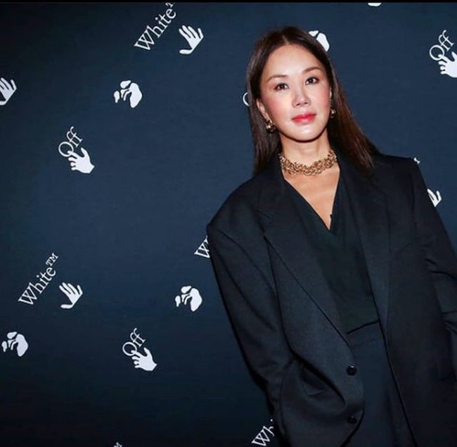 Uhm Jung Hwa juga dikenal sebagai ikon fitness, fashion dan kecantikan. Rahasia awet muda dan tubuh indahnya, dihasilkan dari olahraga. Kakak dari aktor Uhm Tae Wong itu juga mengaku tidak makan setelah pukul 17:00. Foto: Dok. Instagram @umaizing