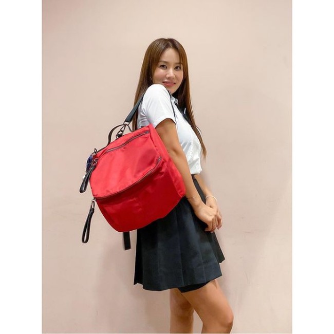 Selain tubuhnya yang fit, wajah Uhm Jung Hwa juga tidak seperti wanita berusia 50 tahun. Salah satu caranya menjaga kulit adalah dengan mengaplikasikan skincare secara intensif. Pemain serial A Witchs Love itu juga sering mencuci wajah dengan susu. Foto: Dok. Instagram @umaizing