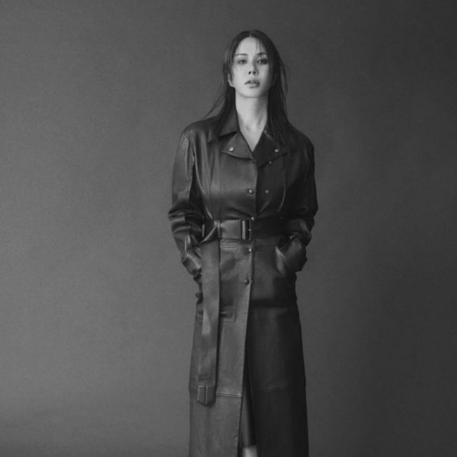 Tampil awet muda, Uhm Jung Hwa dijuluki sebagai Madonna dari Korea Selatan. Dia dianggap memiliki penampilan dan karier seperti Madonna yang hingga kini tampak awet muda dan sukses di dunia hiburan. Foto: Dok. Instagram @umaizing