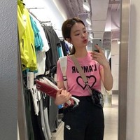 Punya wajah bak pinang dibelah dua dengan Jennie Blackpink, model bernama Kang Lee-seul itu mendadak viral. Jika dilihat penampilan keduanya memang sangat mirip. Foto: Instagram/@jennierubyjane; @2_modi