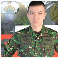 Jika potongan rambutnya disamakan mungkin kamu akan terkecoh dan mengira dokter TNI bernama Ivan ini adalah aktor Lee Seung-gi. Berkat kemiripan wajahnya dengan aktor Korea, pria yang satu ini sampai viral. Foto: Instagram/@tnipolri_lovers @leeseunggi.official