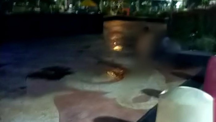 viral perempuan telanjang mandi