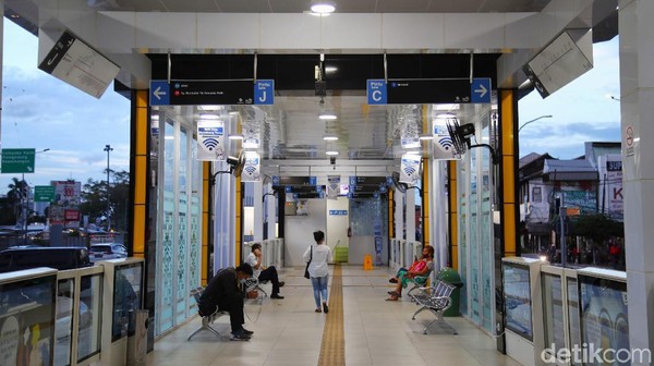 Halte TransJakarta di kawasan Pasar Senen pun diketahui telah dilengkapi dengan metode pembayaran elektronik dan fitur QR code dengan menggunakan ponsel pelanggan. Halte TransJakarta di kawasan Pasar Senen pun diketahui telah dilengkapi dengan metode pembayaran elektronik dan fitur QR code dengan menggunakan ponsel pelanggan.
