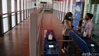 JPO itu pun terhubung dengan halte bus TransJakarta.