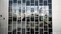 Tak hanya dirancang dengan bentuk yang unik nan artistik, JPO di kawasan Pasar Senen itu pun dilengkapi dengan sejumlah fasilitas penunjang.