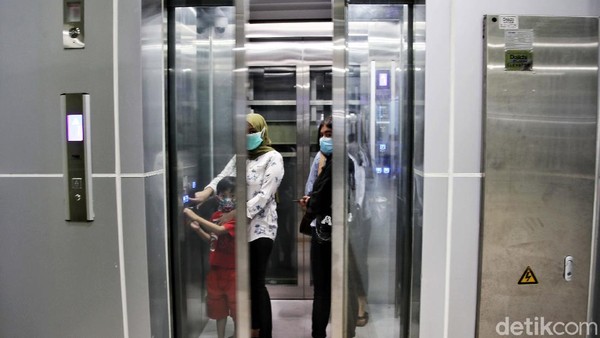 Salah satunya adalah lift. Kehadiran lift tersebut diharapkan dapat memudahkan warga prioritas seperti halnya ibu hamil, lansia, dan juga penyandang disabilitas, saat beraktivitas di kawasan tersebut.
