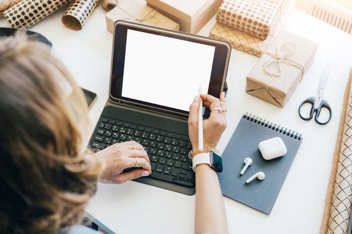 wanita bekerja Creative manager draws a design on a laptop monitor screen. Cozy working office desk close-up. Mockup
