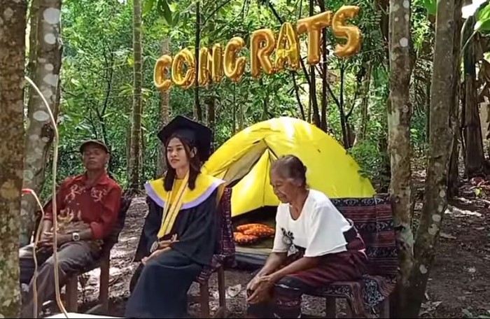 Wisuda di tengah hutan Wisuda di tengah hutan