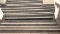 Penggunaan karpet pada lantai dan tangga memang mempercantik interior ruangan. Tapi desain karpet ini bikin pusing dan tangga pun tidak terlihat jelas, berbahaya jika digunakan.   