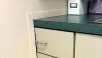 Desain kitchen set ini sepertinya salah perkiraan. Karena jauh lebih panjang jadi laci di kitchen set itu terhalang tembok dan akan sulit digunakan.  