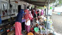 Sebanyak 356 pengungsi Gunung Merapi dari Dusun Babadan 1, Desa Paten, Kecamatan Dukun, Kabupaten Magelang, Jawa Tengah, memutuskan pulang ke rumahnya masing-masing. Mereka pulang setelah sebulan lebih berada di lokasi pengungsian di tempat evakuasi akhir (TEA) Banyurojo, Kecamatan Mertoyudan.  
