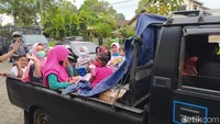 Sementara itu, Kades Banyurojo, Iksan Maksum, mengatakan bahwa kepulangan warga Dusun Babadan 1 dari barak ke rumah masing-masing adalah kemauan warga sendiri. Namun pihak pemerintah desa meminta jika sewaktu-waktu aktivitas Merapi meningkat maka warga harus segera kembali ke pengungsian.  