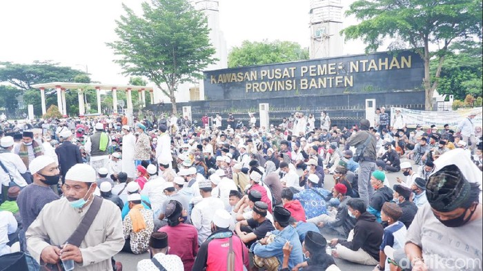 Aksi unjuk rasa protes penahanan Habib Rizieq di Kantor Pemprov Banten