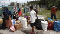 Para Tenaga Kerja Indonesia (TKI) yang akan pulang melewati Border Aruk, Sambas.  