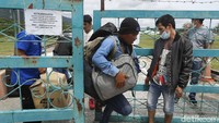 Selama pandemi COVID-19, Pos Lintas Batas Negara (PLBN) Area Aruk di Sambas, yang menghubungkan negara Malaysia ditutup.  
