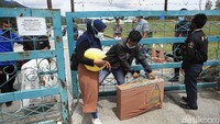 Saat ini ada sekitar 20 ribuan warga Sambas yang menjadi Tenaga Kerja Indonesia (TKI) di Malaysia.  