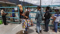 Sebelumnya Gubernur Kalimantan Barat, Sutarmidji meminta agar semua PLBN di Kalbar ditutup sementara waktu pelintasan keluar masuk orang maupun angkutan umum.  