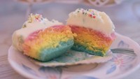 Karena hidup bagaikan pelangi. Terdiri dari susunan warna-warna indah yang menyatu, tulis Alyssa di keterangan foto. Ia membuat kata-kata indah dengan penggambaran kue pelangi ini. Foto: Instagram ichasoebandono