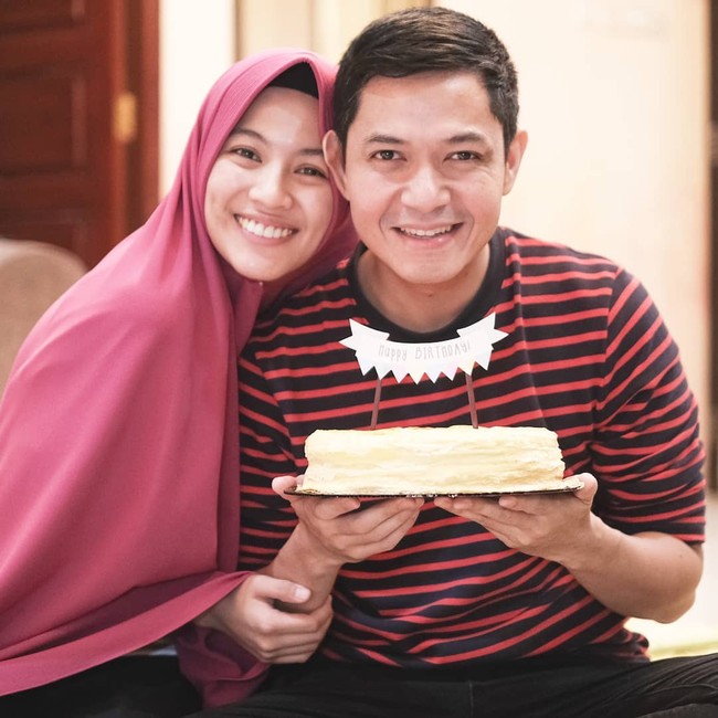 Pernikahan Alyssa Soebandono dan Dude Harlino pada tahun 2014 juga ditayangkan di stasiun televisi Indonesia. Keduanya menikah melalui proses taaruf. Foto: Instagram ichasoebandono