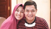 Meski sederhana, foto ini menunjukkan betapa bahagianya Alyssa Soebandono saat memberikan kue untuk suaminya yang tengah berulang tahun. Foto: Instagram ichasoebandono