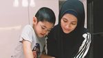 Alyssa Soebandono Istri Idaman, Suapi Suami hingga Ajak Anaknya ke Dapur