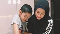 Bukti lain kalau pemain film Petualangan Sherina ini sering mengajak anaknya ke dapur. Kali ini mereka sedang memeras jeruk segar. Foto: Instagram ichasoebandono