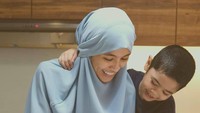 Begini nih aksi kompak Alyssa Soebandono dengan anak sulungnya, Rendra saat masak di dapur. Mereka terlihat sedang bikin pasta. Nyamm nyamm! Foto: Instagram ichasoebandono
