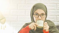 Selamat pagi, penikmat pahit dan manis, tulis Alyssa Soebandono di keterangan foto. Sepertinya sih ia sedang menikmati secangkir kopi hangat. Foto: Instagram ichasoebandono
