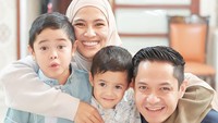 Wanita 28 tahun ini kini berbahagia dengan keluarga kecilnya. Ia dan sang suami, Dude Harlino dikarunia dua putra. Foto: Instagram ichasoebandono