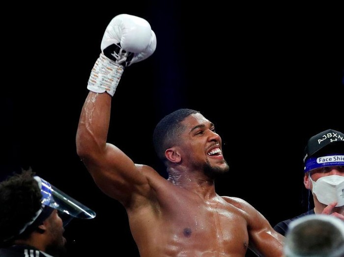 LONDON, ENGLAND - DECEMBER 12: Anthony Joshua reacts to victory over Kubrat Pulev during the IBF, WBA, WBO and IBO World Heayweight Title fight between Anthony Joshua and Kubrat Pulev at The SSE Arena, Wembley on December 12, 2020 in London, England. A limited number of fans (1000) are welcomed back to sporting venues to watch elite sport across England. This was following easing of restrictions on spectators in tiers one and two areas only. (Photo by Andrew Couldridge - Pool/Getty Images)