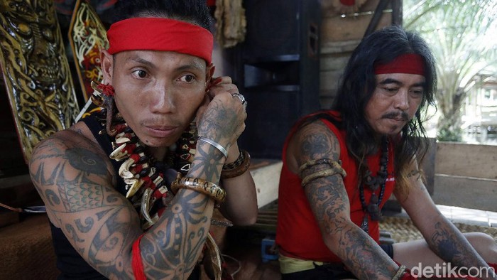 Tato bagi suku Dayak adalah yang sakral berhubungan erat dengan beberapa kejadian.