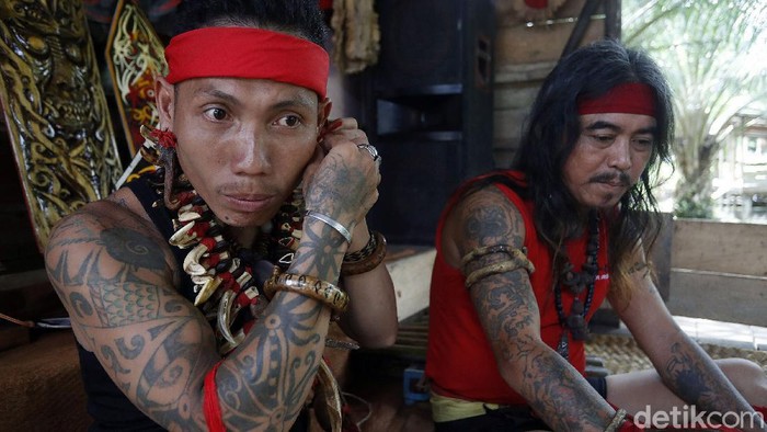 Arti Tato Bagi Suku Dayak Selayo Tato bagi suku Dayak adalah yang sakral berhubungan erat dengan beberapa kejadian.