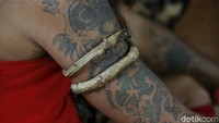 Kepercayaan tato berwarna hitam yang terdapat pada suku Dayak, akan berubah menjadi warna emas dan menjadi penerang jalan menuju keabadian setelah mereka mati dan telah melalui upacara.  