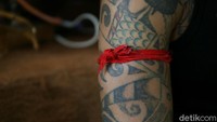 Tato yang terdapat di jari-jemari tangan menunjukkan bahwa si pemilik adalah orang yang banyak berjasa dalam tolong-menolong.  
