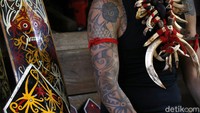 Kemudian, tato Bunga Terung atau bunga terong dengan gambar tali nyawa di bagian tengahnya merupakan penanda bahwa seorang lelaki dari suku Dayak telah memasuki masa usia dewasa.  