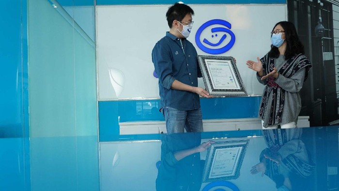 Asuransi Astra Raih Sertifikasi ISO CEO Asuransi Astra menerima sertifikasi standar internasional ISO 27001:2013 yang diberikan oleh President Director CBQA Global di Jakarta, Selasa (15/12/2020).